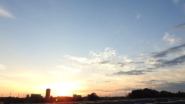 朝です。空がオレンジ色に輝き、白んできます。25分の変化を10秒のタイムラプス動画