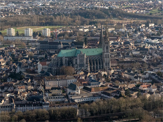 vue aérienne de la ville de Chartres et de la cathédrale
