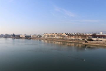 Obraz premium LA RIVIERE SAONE ET SES QUAIS A MACON - SAONE ET LOIRE - BOURGOGNE - FRANCE