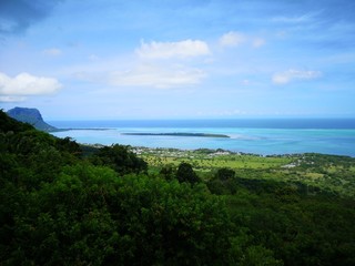 Fototapeta na wymiar Mauritius, Panorama mit Le Morne und Ile aux Benitiers