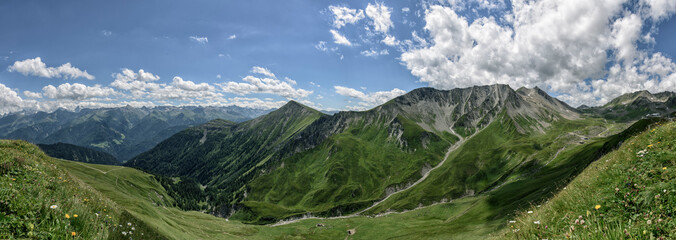 Bergpanorama in de &ouml;sterreichischen Alpen bei Serfaus, Fiss und Ladis bei sch&ouml;nstem Wetter