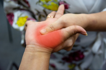 Obraz na płótnie Canvas Massage to relieve joint pain, thumb, hands