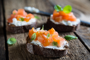 Light sandwich with cream cheese, tomatoes and basil