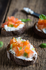 Light sandwich with cream cheese, tomatoes and basil