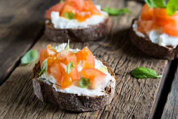 Light sandwich with cream cheese, tomatoes and basil