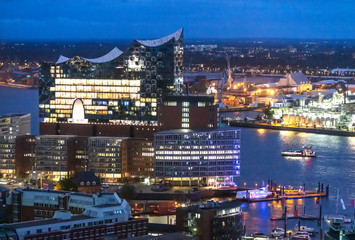 Fototapeta premium Hamburg Hafencity mit Elbphilharmonie bei Nacht
