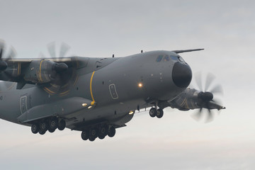 Avion de transport militaire Airbus A400M de démonstration en vol sur un fond de ciel nuageux au...