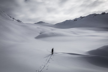 Erste Spur bei einer Skitour im Gebirge im Winter in den Alpen