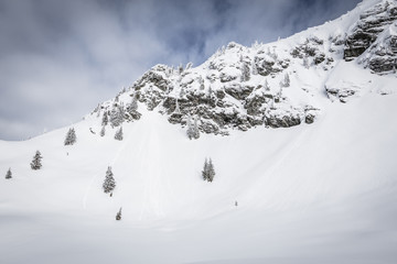 Panorama im Winter mit Felsen und Schnee