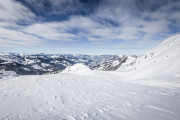 Winterlandschaft mit Ausblick vom Berg