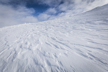 Fototapeta na wymiar Schneedecke im Winter unter blauem Himmel
