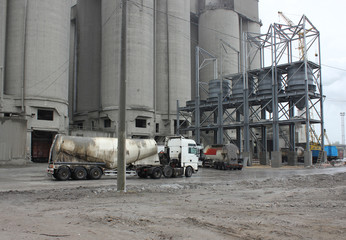 Cement truck