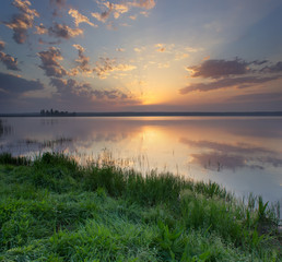 Obraz premium Świt nad rzeką