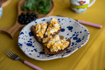 scrambled eggs toast