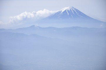乾徳山より初夏の富士山遠望