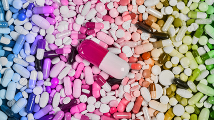 Große Pille als bunter Medizin Header