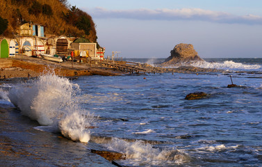 Spiaggia del Passetto illuminata dalle prime luci dell'alba in inverno
