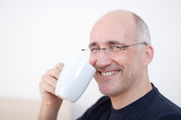 Mann trinkt Kaffee