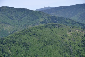 緑の山地と五丈岩