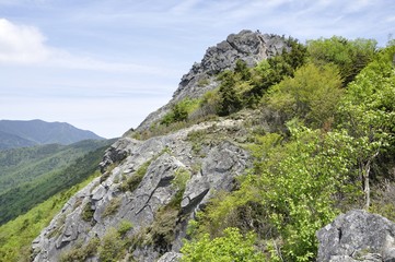 乾徳山の岩峰と国師ヶ岳