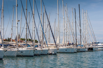 Fototapeta na wymiar Segler- und Yachthafen in Novigrad in Kroatien.
