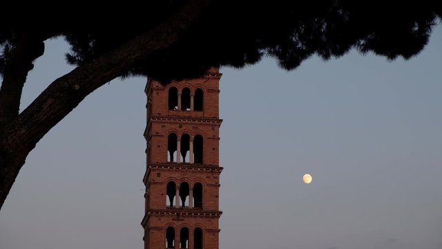 Roma (Patrimonio de la Humanidad). SPQR. Ciudad Eterna. Luna y Torre de la Bocca della Veritá ( Santa Maria in Cosmedin ). Lazio, Italia, Europa.