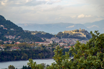 Fototapeta na wymiar El pueblo de Sisterone en los Alpes franceses