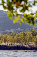 Pueblo y río en los Alpes franceses