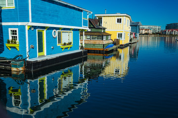 Fototapeta na wymiar Floating Home Village Houseboats Fisherman's Wharf Inner Harbor, Victoria British Columbia Canada.Area has floating homes, boats, piers, restaurants and adventure tours