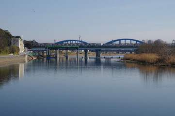 多摩川と鉄道橋と丸子橋