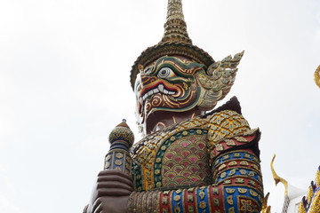 Fototapeta premium バンコク ワットプラケオのヤックを仰ぎ見る