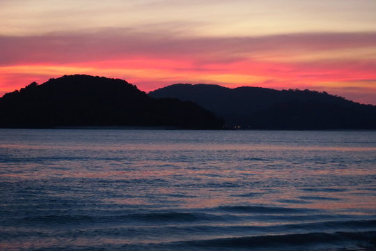 Coucher de soleil mer et colines 