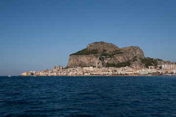 Fototapeta na wymiar Cefalù vista dal mare