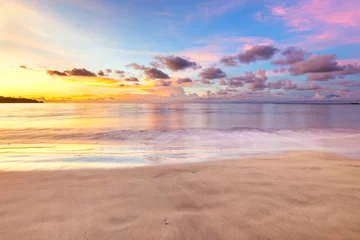  Zachte zonsondergang boven de oceaan, prachtige tropische wolken © Taiga