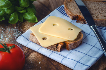 Krustenbrot mit Käsescheiben