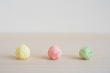 ひな祭りを彩る、テーブルの上のコロンとした丸みがかわいい3色のひなあなれ