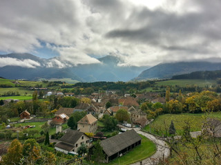 Obraz premium Pueblo en el hermoso paisaje de los alpes franceses