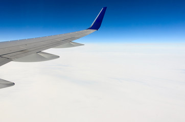 Obraz premium Airplane wing over Greenland's glaciers 1
