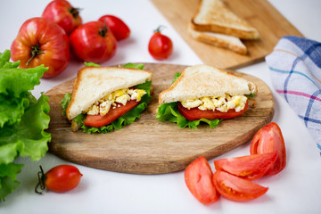 Delicious sandwiches: scramble egg, tomatoes and cheese. Light and healthy snack.