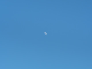 Der Mond an einem wolkenlosen Wintertag