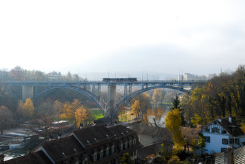秋の黄葉のアーレ川に架かるキルヒェンフェルト橋（スイス・ベルン）