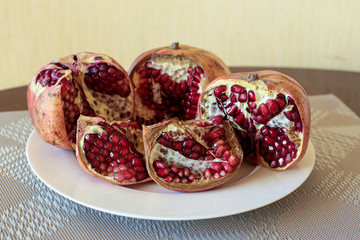 pomegranate for health, appetizing pomegranate, pomegranate benefits