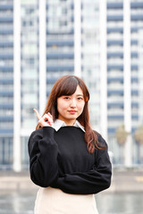 Fototapeta premium 指を差す女性