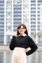 Fototapeta premium 指を差す女性