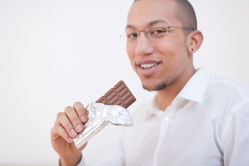 Mann mit Schokoladentafel
