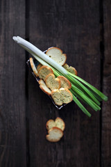 Cebulowe sucharki.  © foodandcook