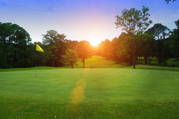 Obraz premium The evening golf course has sunlight shining down at golf course in Thailand