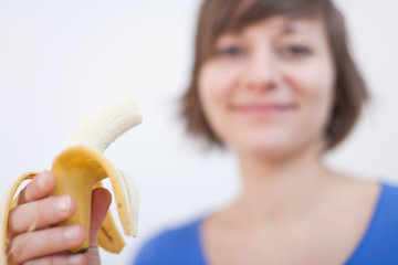 Frau isst Banane
