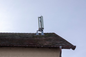 5g antenne auf einem Hausdach