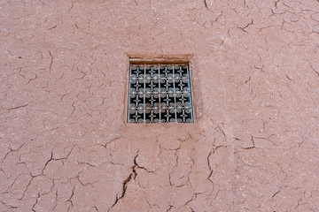 Marokko, Kasbah-Fenster in Stampflehm-Mauer